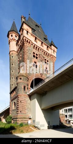 Turm und Brückentor auf der Westseite der Nibelungen-Brücke, Nibelungen-Stil, Worms, Rheinland-Pfalz, Deutschland Stockfoto