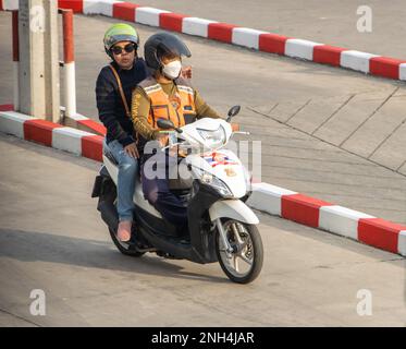 SAMUT PRAKAN, THAILAND, JANUAR 30 2023, das Paar fährt auf der Straße mit dem Motorrad. Stockfoto