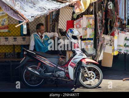 SAMUT PRAKAN, THAILAND, FEBRUAR 08 2023, Taxifahrer auf dem Motorrad wartet auf Passagiere Stockfoto