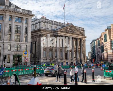 Nach London. GROSSBRITANNIEN - 02.19.2023. Blick auf die Straße auf das Mansion House, die Residenz des Lord Mayor in der City of London. Stockfoto