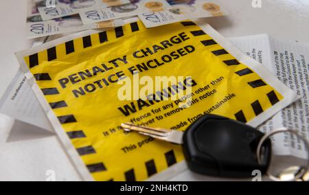 Nahaufnahme eines Strafzettels für Parkverstöße. Stockfoto