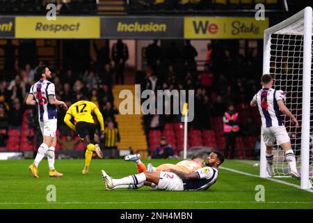 Watfords Ken Sema (zweite links) feiert das erste Tor seiner Seite während des Sky Bet Championship-Spiels im Vicarage Road Stadium in Watford. Foto: Montag, 20. Februar 2023. Stockfoto