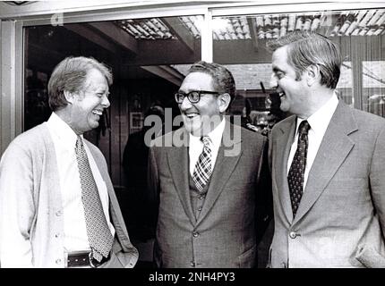 US-Außenminister Henry A. Kissinger, Center, mit dem designierten US-Präsidenten Jimmy Carter, Left, und dem designierten US-Vizepräsidenten Walter Mondale, Right, treffen sich am 11. November 1976 in Plains, Georgia, zu außenpolitischen Briefings vor ihrer Amtseinführung.Credit: Consolidated News Photos / MediaPunch Stockfoto