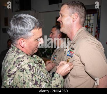 Cmdr. Douglas Kennedy, Stabschef des Kommandanten, Fleet Activities Sasebo (CFAS), Pins LT. j.g. Zachery Bixby, Assistant Security Officer der CFAS, mit dem Abzeichen des Navy Security Force Officers während einer Qualifikationszeremonie am 13. Dezember 2022 bei der CFAS. Seit 75 Jahren stellt die CFAS Basiseinrichtungen und -Dienste bereit, wartet und betreibt diese, um die US- und alliierten Streitkräfte zu unterstützen und gleichzeitig ihre Familien und die Gemeinschaft optimal zu unterstützen. Stockfoto