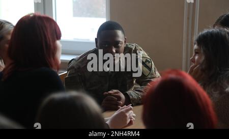 Greywolf Trooper, SPC. Chansylor Butler, Hauptquartier und Hauptquartier, 215. Brigaden-Stützbataillon, 3. Panzerbrigade-Kampfteam, 1. Kavallerieabteilung, interagiert mit polnischen Schülern der Kalige High School, 9. Dezember 2022. Ereignisse wie diese stärken weiterhin die Bande zwischen der polnischen Gemeinschaft und der US-Armee. Stockfoto