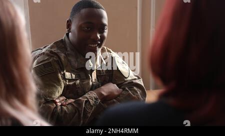 Greywolf Trooper, SPC. Chansylor Butler, Hauptquartier und Hauptquartier, 215. Brigaden-Stützbataillon, 3. Panzerbrigade-Kampfteam, 1. Kavallerieabteilung, interagiert mit polnischen Schülern der Kalige High School, 9. Dezember 2022. Ereignisse wie diese stärken weiterhin die Bande zwischen der polnischen Gemeinschaft und der US-Armee. Stockfoto