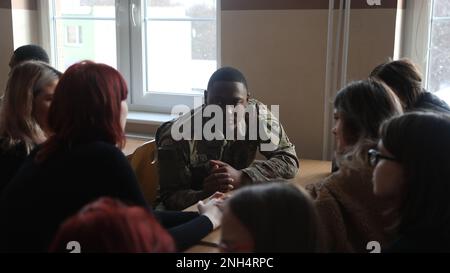 Greywolf Trooper, SPC. Chansylor Butler, Hauptquartier und Hauptquartier, 215. Brigaden-Stützbataillon, 3. Panzerbrigade-Kampfteam, 1. Kavallerieabteilung, interagiert mit polnischen Schülern der Kalige High School, 9. Dezember 2022. Ereignisse wie diese stärken weiterhin die Bande zwischen der polnischen Gemeinschaft und der US-Armee. Stockfoto