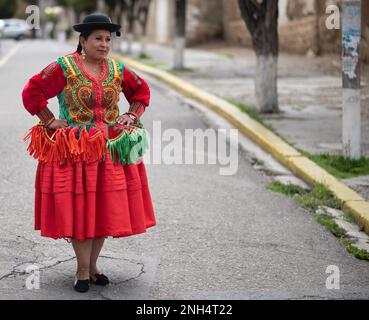 La Paz, Bolivien. 20. Februar 2023. Ein Tänzer posiert für ein Foto, das er vor Beginn der Parade JISK'a Anata in sozialen Medien posten kann. Die JISK'a Anata Parade findet zwei Tage nach dem großen Karnevalstag in Bolivien statt und feiert die Erntesaison. Der Tanz in Tunantada ist peruanischer Herkunft und soll eine Satire der kolonialen Gesellschaft sein. Zum ersten Mal seit Ausbruch der Pandemie durften Kinder und ältere Menschen offiziell als Tänzer teilnehmen. Kredit: Radoslaw Czajkowski/dpa/Alamy Live News Stockfoto