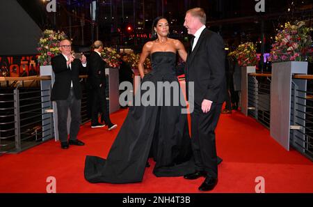 Berlin, Deutschland. 19. Februar 2023. Boris Becker und sein Partner Lilian de Carvalho Monteiro auf dem roten Teppich für den Film „Disco Boy“. Das Internationale Filmfestival 73. findet bis zum 26. Februar 2023 statt. Kredit: Jens Kalaene/dpa/Alamy Live News Stockfoto