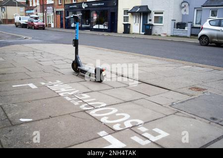 Elektrischer Roller vor einer Parkbucht Stockfoto