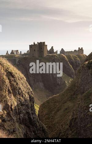 Ein Blick in Richtung Dunnottar Castle in Aberdeenshire an einem bedeckten Morgen Stockfoto