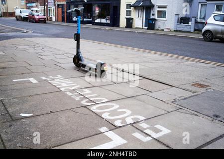 Elektrischer Roller vor einer Parkbucht Stockfoto