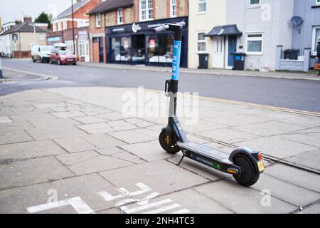 Elektrischer Roller vor einer Parkbucht Stockfoto