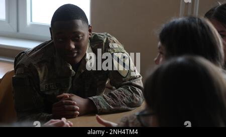 Greywolf Trooper, SPC. Chansylor Butler, Hauptquartier und Hauptquartier, 215. Brigaden-Stützbataillon, 3. Panzerbrigade-Kampfteam, 1. Kavallerieabteilung, interagiert mit polnischen Schülern der Kalige High School, 9. Dezember 2022. Ereignisse wie diese stärken weiterhin die Bande zwischen der polnischen Gemeinschaft und der US-Armee. Stockfoto