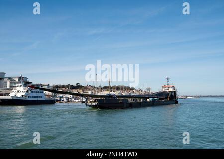 MTB Blade Runner Two, betrieben von Vestas Blades, fährt durch Cowes, Isle of Wight, und transportiert ein Windturbinenblatt. Stockfoto