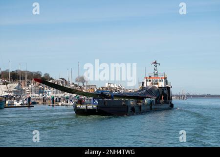 MTB Blade Runner Two, betrieben von Vestas Blades, fährt durch Cowes, Isle of Wight, und transportiert ein Windturbinenblatt. Stockfoto