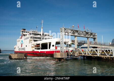 Die Red Funnel Ferry, Red Falcon, legt an einem sonnigen Tag an East Cowes an. Stockfoto