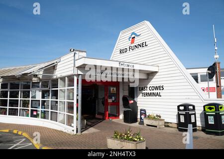 Das Red Funnel East Cowes Terminal Gebäude an einem sonnigen Tag. Stockfoto