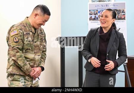 Unterstaatssekretärin der Air Force Gina Ortiz Jones trifft sich mit den USA Army Colonel Harry Hung, Joint Base Langley-Eustis, InstallationsVizekommandeur, während einer Führung durch das Integrated Prevention and Response Center in JBLE, Virginia, 13. Dezember 2022. Besuche von hochrangigen Führungskräften bieten Einblicke in Basisfunktionen und heben die Innovationen von Airmen in der gesamten Truppe hervor. Stockfoto