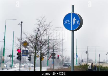 Trennzeichen für Radfahrer und Fußgänger auf einer Stadtstraße. Verkehrsschilder Stockfoto