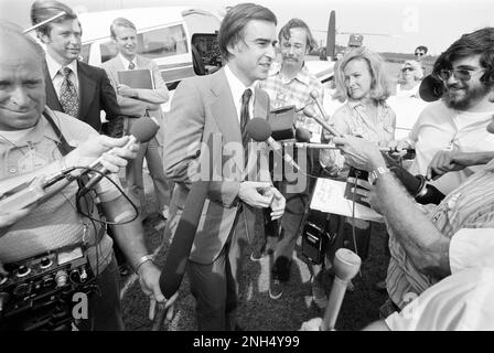 Der kalifornische Gouverneur Jerry Brown kommt mit einem kleinen Flugzeug nach Plains, Georgia, um Jimmy Carter und Walter Mondale zu treffen. Stockfoto