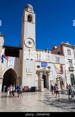 Uhrenturm (Gradski Zvonik) auf dem Platz der Loggia, mit dem kleinen Brunnen von Onofrio auf der rechten Seite, in der Altstadt von Dubrovnik in Kroatien Stockfoto