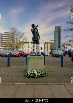 Blumen an der Statue von Sir Bobby Robson vor dem Portman Road Stadion in Ipswich, Großbritannien Stockfoto