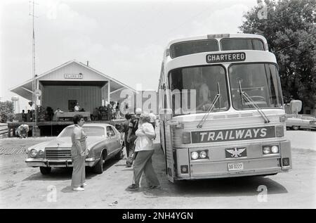 Ein Tourbus hält am Jimmy Carter Presidential Campaign Headquarters im Plains, Georgia Railroad Depot. 1976 Stockfoto