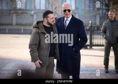 Kiew, Ukraine. 20. Februar 2023. USA Präsident Joe Biden, rechts, und der ukrainische Präsident Wolodymyr Zelenskyy, links, plaudern während der Enthüllung einer Gedenktafel zu Ehren von Biden auf dem Walk of the Brave on Constitution Square am 20. Februar 2023 in Kiew, Ukraine. Biden hielt bei einem unangekündigten Besuch in Kiew an, um die amerikanische Unterstützung für die Ukraine zu erneuern. Kredit: Adam Schultz/White House Photo/Alamy Live News Stockfoto