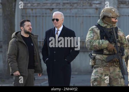 Kiew, Ukraine. 20. Februar 2023. USA Präsident Joe Biden, rechts, und der ukrainische Präsident Wolodymyr Zelenskyy, links, plaudern während der Enthüllung einer Gedenktafel zu Ehren von Biden auf dem Walk of the Brave on Constitution Square am 20. Februar 2023 in Kiew, Ukraine. Biden hielt bei einem unangekündigten Besuch in Kiew an, um die amerikanische Unterstützung für die Ukraine zu erneuern. Kredit: Adam Schultz/White House Photo/Alamy Live News Stockfoto