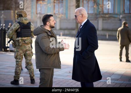 Kiew, Ukraine. 20. Februar 2023. USA Präsident Joe Biden, rechts, und der ukrainische Präsident Wolodymyr Zelenskyy, links, plaudern während der Enthüllung einer Gedenktafel zu Ehren von Biden auf dem Walk of the Brave on Constitution Square am 20. Februar 2023 in Kiew, Ukraine. Biden hielt bei einem unangekündigten Besuch in Kiew an, um die amerikanische Unterstützung für die Ukraine zu erneuern. Kredit: Adam Schultz/White House Photo/Alamy Live News Stockfoto