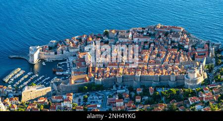 Panoramablick auf die alte ummauerte Stadt Dubrovnik an der dalmatinischen Küste Kroatiens Stockfoto