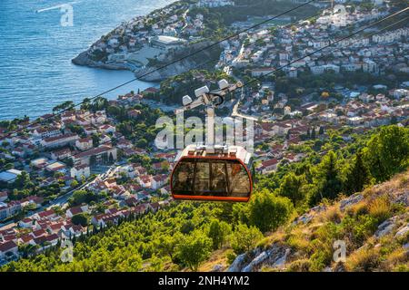 Blick auf die Seilbahn Dubrovnik von der alten ummauerten Stadt Dubrovnik an der dalmatinischen Küste Kroatiens Stockfoto