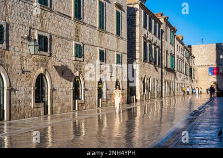 Am frühen Morgen auf der Stradun (Placa) mit wenigen Besuchern, mit Blick auf das Pile Gate, in der Altstadt von Dubrovnik in Kroatien Stockfoto