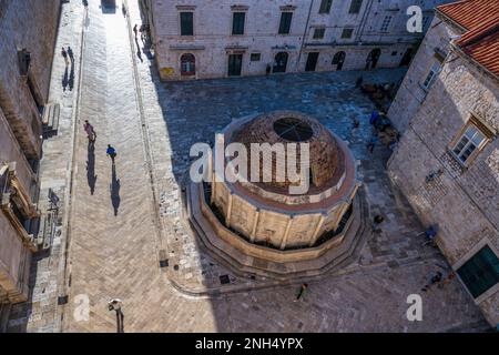 Blick auf den Big Onofrio Brunnen und den Beginn der Stradun (Placa) von den Stadtmauern in der Altstadt von Dubrovnik in Kroatien Stockfoto