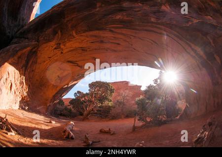 Sonnenuntergang unter dem Bogen in utah Stockfoto