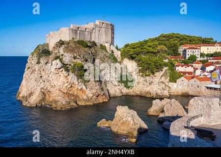 Festung Lovrijenac mit Blick auf die Bucht von Kolorina von den Stadtmauern der Altstadt von Dubrovnik in Kroatien Stockfoto