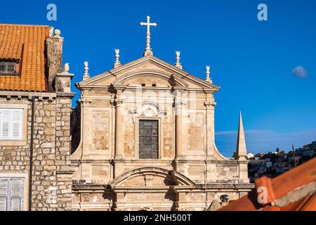 Obere Fassade der Kirche St. Ignatius (Jesuitenkirche) in der Altstadt von Dubrovnik in Kroatien Stockfoto