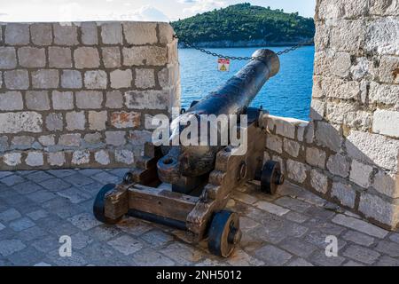 Alte Bronzekanone in der Festung St. John, die den Eingang zum Hafen verteidigt, in der Altstadt von Dubrovnik in Kroatien Stockfoto