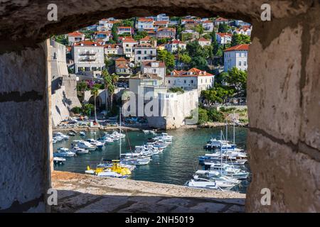 Blick auf den östlichen Hafen von einer Öffnung in der Mauer der Festung St. John in der Altstadt von Dubrovnik in Kroatien Stockfoto