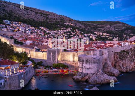 Blick auf die alte ummauerte Stadt Dubrovnik in der Abenddämmerung vom Fort Lovrijenac (Festung St. Lawrence) außerhalb der Westmauer von Dubrovnik in Kroatien Stockfoto