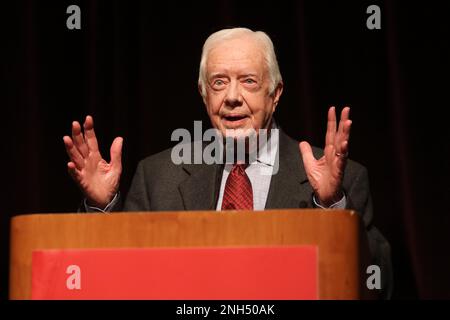 Jimmy Carter spricht am 24. November 2014 bei der American Academy of Religion im San Diego Convention Center vor 10.000 Kongressabgeordneten. Mit 90 Jahren setzt er sich noch immer aktiv für gleiche Rechte für Frauen, Klimawandel und Religionen ein, die in der heutigen Welt eine entscheidende Rolle spielen. (Foto: Alexandra Buxbaum/Sipa USA) Guthaben: SIPA USA/Alamy Live News Stockfoto