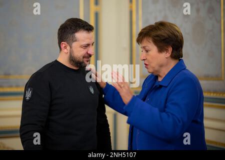 Kiew, Ukraine. 20. Februar 2023. Der ukrainische Präsident Volodymyr Zelenskyy, Left, unterhält sich mit der geschäftsführenden Direktorin des IWF Kristalina Georgieva im Marijinsky-Palast am 20. Februar 2023 in Kiew, Ukraine. Kredit: Ukrainischer Ratsvorsitz/Pressestelle Des Ukrainischen Präsidenten/Alamy Live News Stockfoto