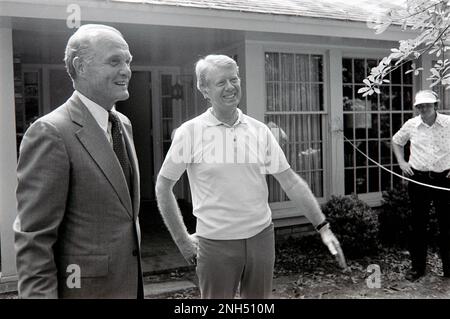Der ehemalige Astronaut und US-Senator John Glenn steht mit dem demokratischen Präsidentschaftskandidaten Jimmy Carter auf Carter's Plains, GA Vorgarten. Carter interviewte Glenn, um 1976 möglicherweise sein stellvertretender Präsidentschaftskandidat zu werden. Stockfoto