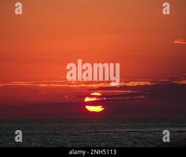 Beobachten Sie die Segelboote vom Mallory Square in Key West Florida, während die Sonne über dem Ozean untergeht. Stockfoto