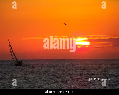 Beobachten Sie die Segelboote vom Mallory Square in Key West Florida, während die Sonne über dem Ozean untergeht. Stockfoto
