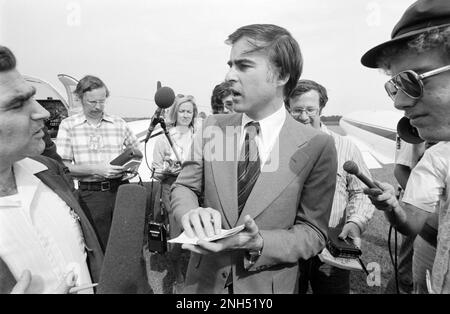 Der kalifornische Gouverneur Jerry Brown kommt mit einem kleinen Flugzeug nach Plains, Georgia, um Jimmy Carter und Walter Mondale zu treffen. Stockfoto