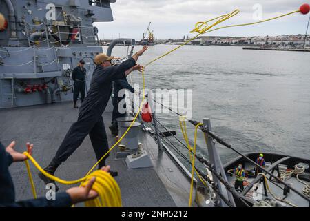 220510-N-DO281-1019 AZOREN, Portugal (10. Mai 2022) Sonar Technician (Surface) 2. Klasse Salim Wattar wirft einen Schwerball auf ein Schleppboot, während der Arleigh-Burke-Klasse-Guided-Raketenzerstörer USS Paul Ignatius (DDG 117) von den Azoren, Portugal, 10. Mai 2022 aus startet. Paul Ignatius ist auf einem geplanten Einsatz in den USA Sechster Flottenbereich zur Unterstützung der Interessen der USA, Alliierten und Partner in Europa und Afrika. Stockfoto