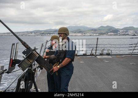 220510-N-DO281-1124 AZOREN, Portugal (10. Mai 2022) Sonar Technician (Surface) 3. Class Lilah Searcy, Left, and Operations Specialist 3. Class Haydell Alicea Almanzar man ein 50-Kaliber Maschinengewehr, da der Arleigh Burke-Class Guided-Missile Destroyer USS Paul Ignatius (DDG 117) vom 10. Mai 2022 auf die Azoren, Portugal, startet. Paul Ignatius ist auf einem geplanten Einsatz in den USA Sechster Flottenbereich zur Unterstützung der Interessen der USA, Alliierten und Partner in Europa und Afrika. Stockfoto