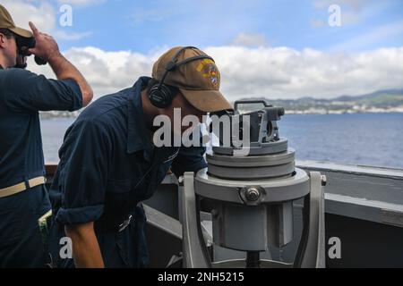 220510-N-DO281-1117 AZOREN, Portugal (10. Mai 2022) Quartermaster Seaman Michael Oliva verwendet ein Alidade, um die Peilung des Arleigh-Burke-Klasse-Guided-Raketenzerstörers USS Paul Ignatius (DDG 117) zu überprüfen, während das Schiff von den Azoren, Portugal, am 10. Mai 2022 anfährt. Paul Ignatius ist auf einem geplanten Einsatz in den USA Sechster Flottenbereich zur Unterstützung der Interessen der USA, Alliierten und Partner in Europa und Afrika. Stockfoto